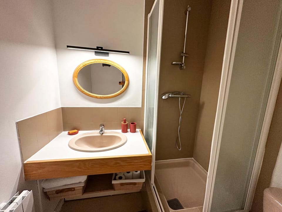 Shower, Toilet