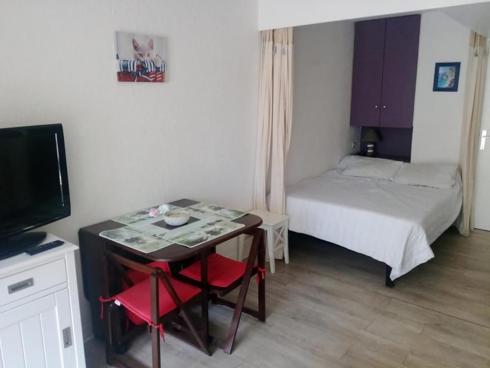 Cap d'Agde 4-person cabin studio with terrace pool Cabin in Agde