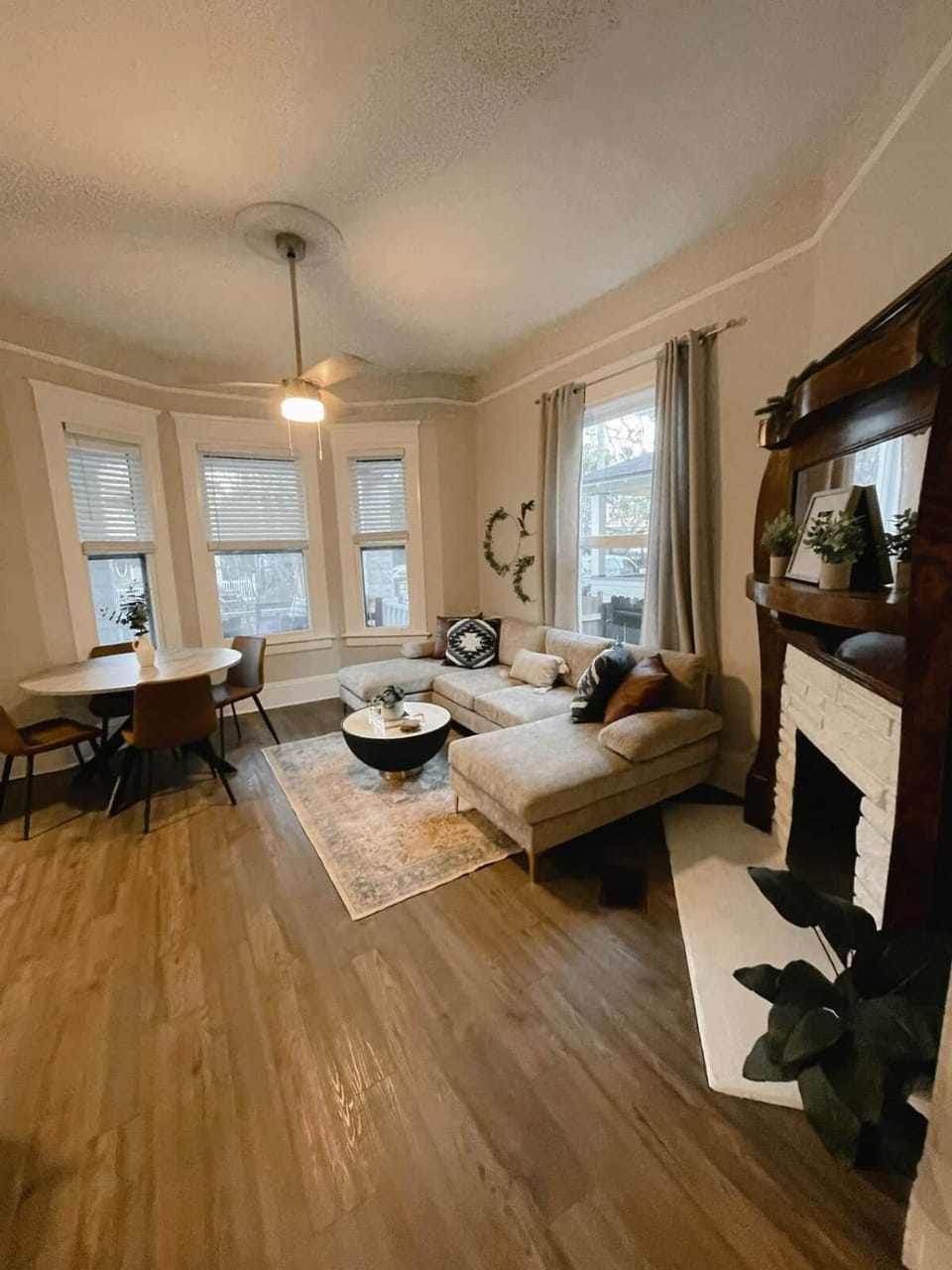 TV and multimedia, Living room, Photo of the whole room, Seating area, Dining area
