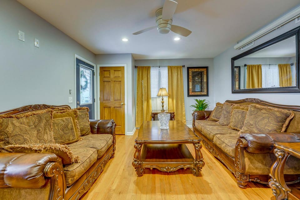 < 1 Mi to Oakland University: Cozy Retreat w/ Yard House in Auburn Hills