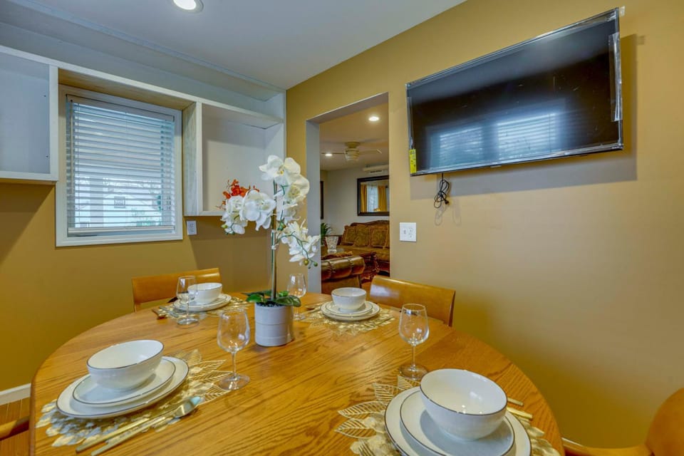 < 1 Mi to Oakland University: Cozy Retreat w/ Yard House in Auburn Hills