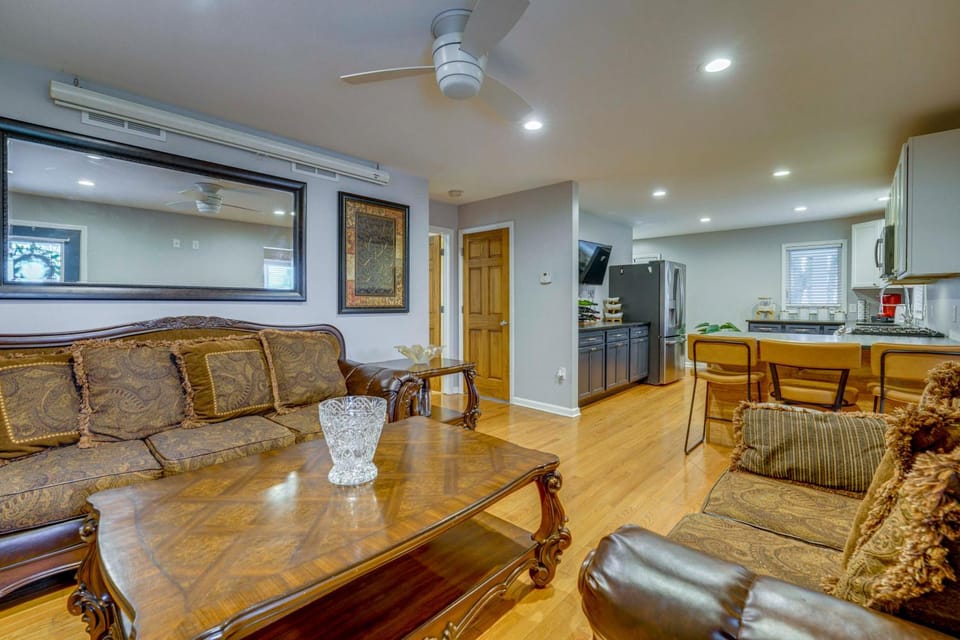 < 1 Mi to Oakland University: Cozy Retreat w/ Yard House in Auburn Hills