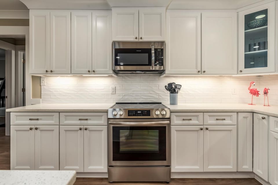 Kitchen or kitchenette, microwave, oven, kitchen