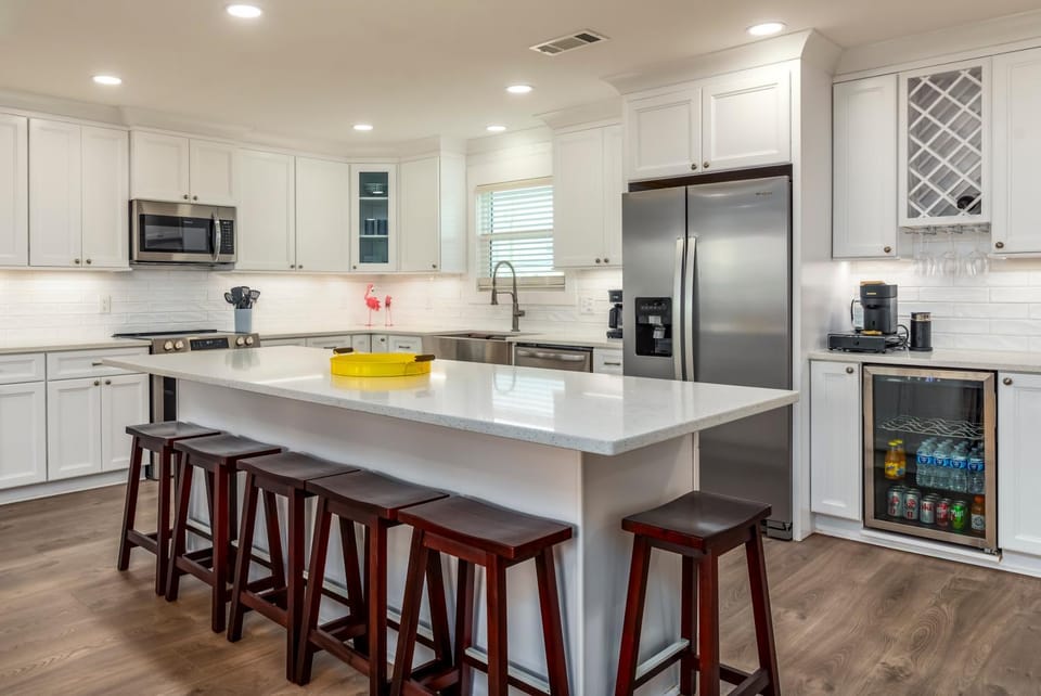 Kitchen or kitchenette, Seating area, furniture, microwave, minibar, oven