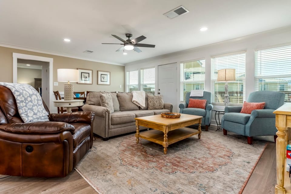 Day, Living room, Seating area, furniture