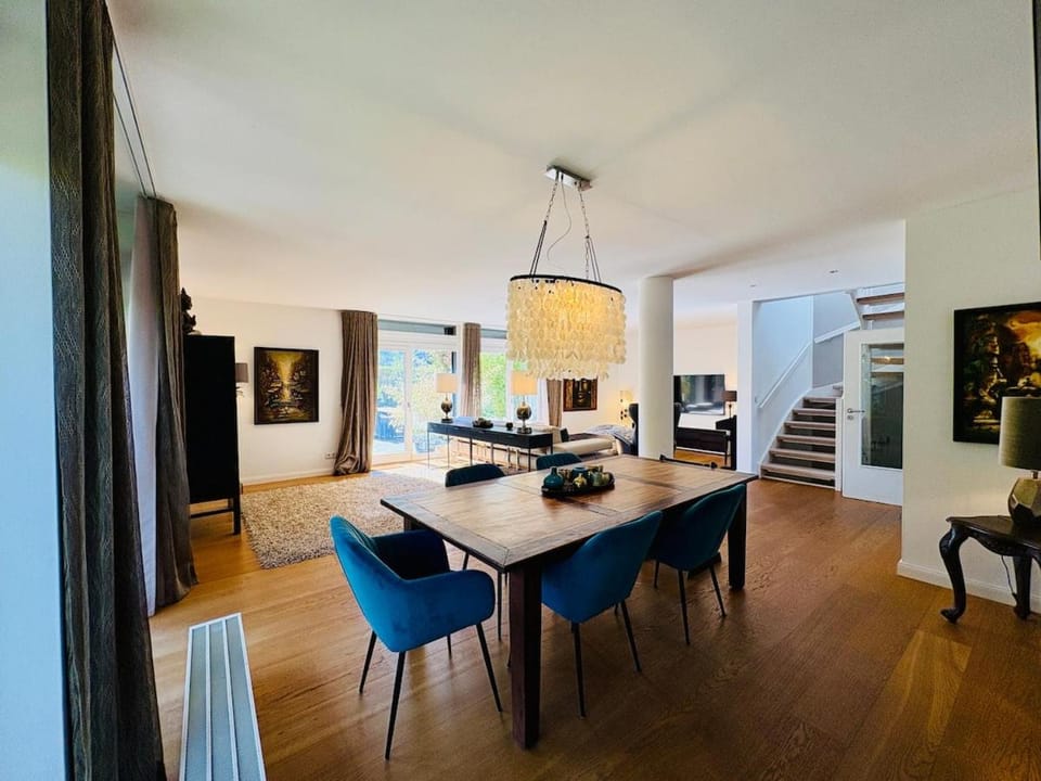 TV and multimedia, Living room, Seating area, Dining area