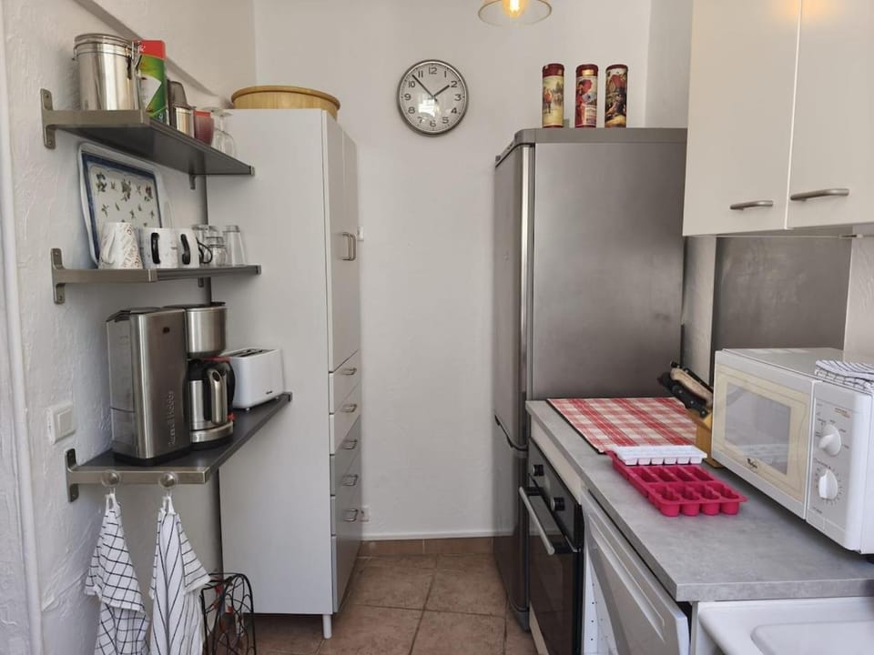 Coffee/tea facilities, dishwasher, microwave, oven, toaster, kitchen