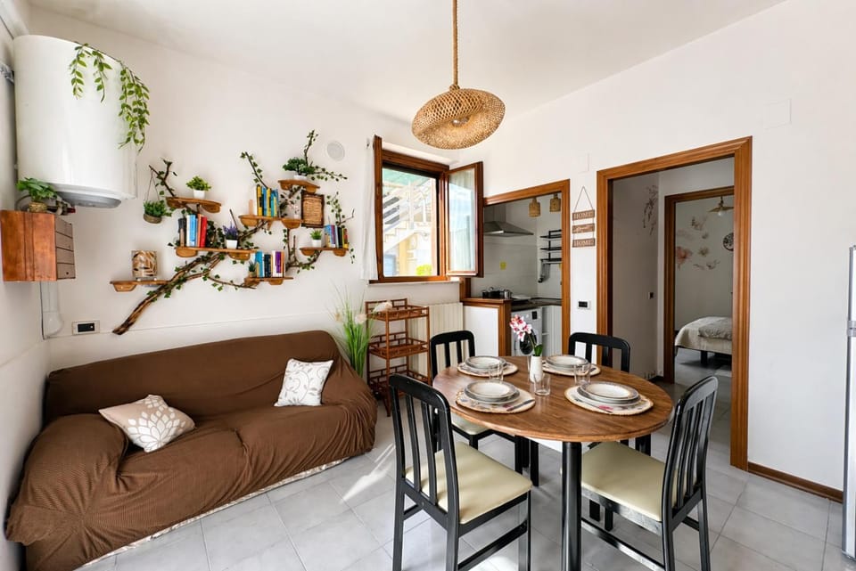 Kitchen or kitchenette, Living room, Seating area, Dining area, air conditioner