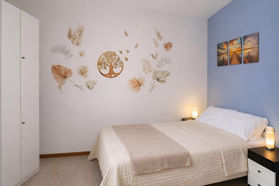 Bed, Photo of the whole room, Bedroom, internet, wardrobe