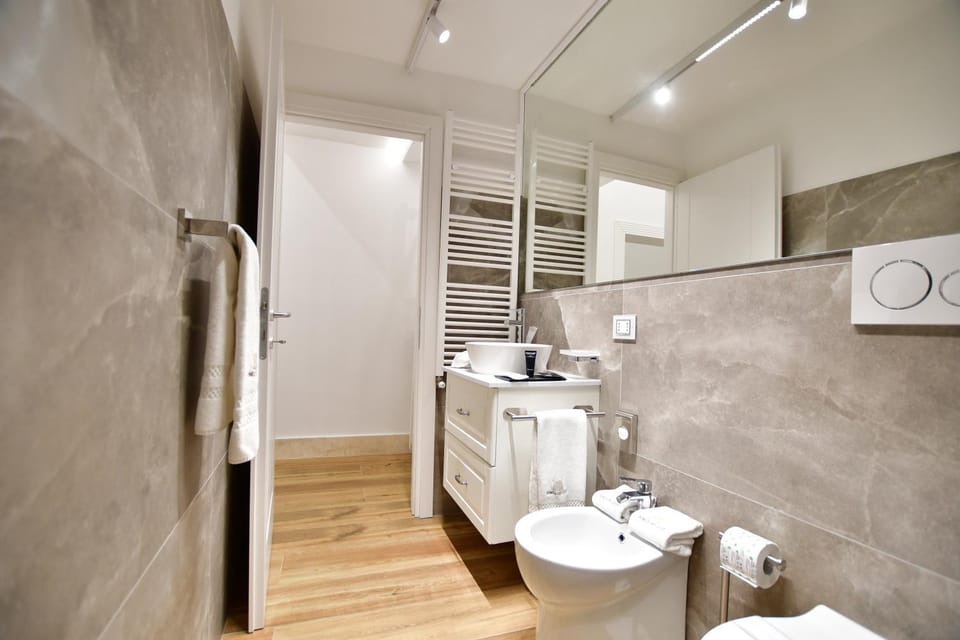 Shower, Toilet, Bathroom, bidet, towels