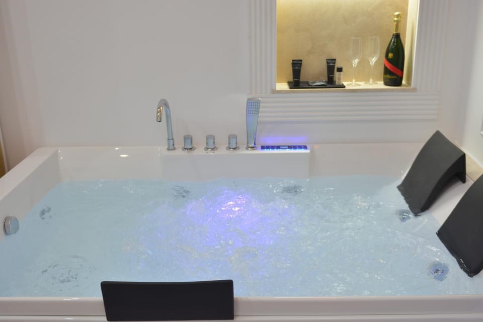 Hot Tub, Bedroom
