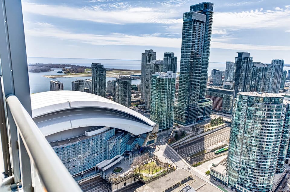 Downtown Toronto Condo by CN Tower-Free Parking-Sleeps 6 Apartment hotel in Toronto