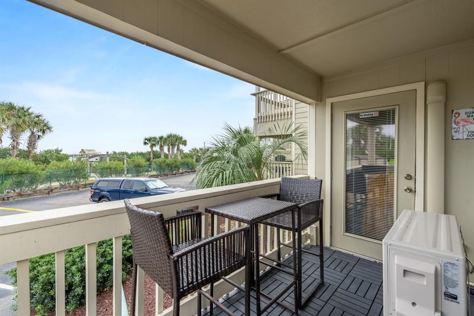 Retro-Themed Condo 2BR Perfect Location Apartment in South Carolina