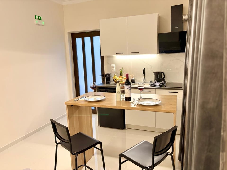 Kitchen or kitchenette, Living room, Dining area, minibar, stove