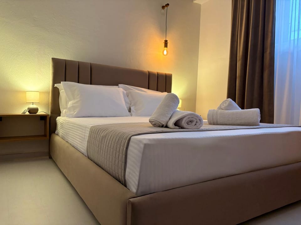 Bed, Bedroom, towels