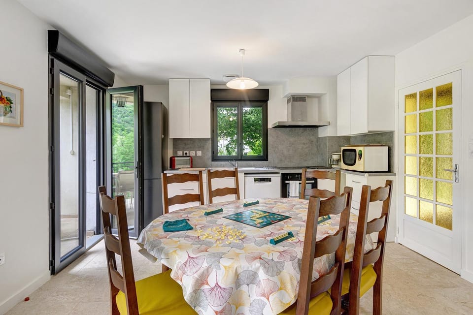 Property building, Kitchen or kitchenette, Living room