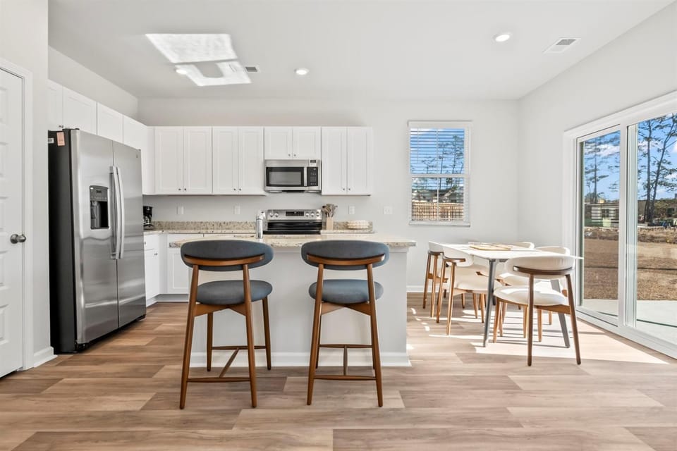 Modern 4BR Home 5 Min to Beach Sleeps 10 Country House in North Myrtle Beach