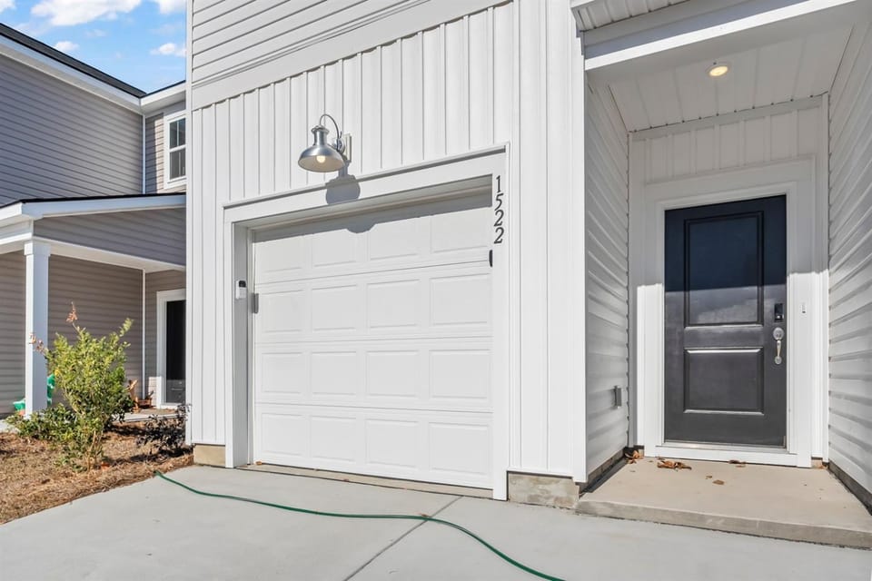 Modern 4BR Home 5 Min to Beach Sleeps 10 Country House in North Myrtle Beach