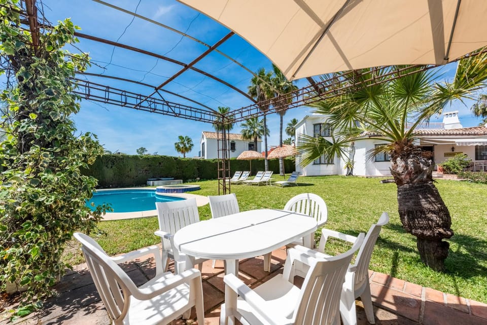 Garden, Dining area, Swimming pool