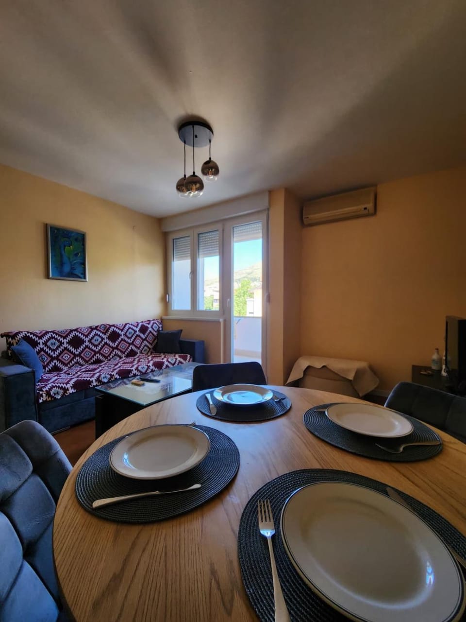 Living room, Seating area, Dining area, air conditioner