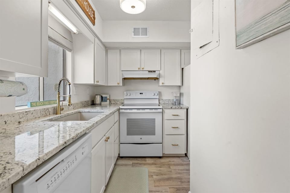 ️ Private 2BR Townhouse 1 Mile to Beach Golf Views! ️️ Dogs stay free Apartment in North Myrtle Beach