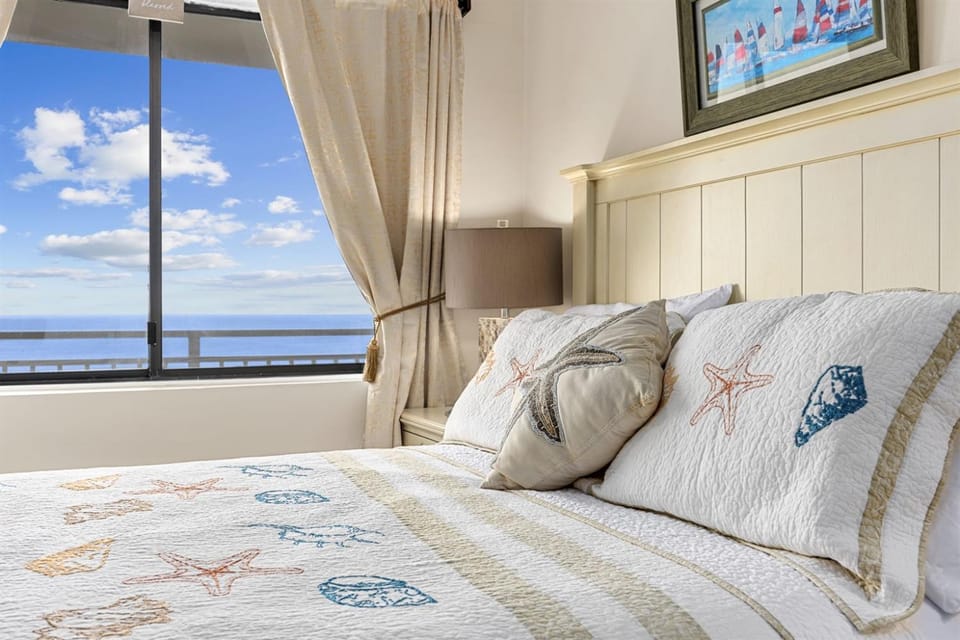 Relaxing 2BR Oceanfront Getaway Walk to Everything Apartment in Crescent Beach