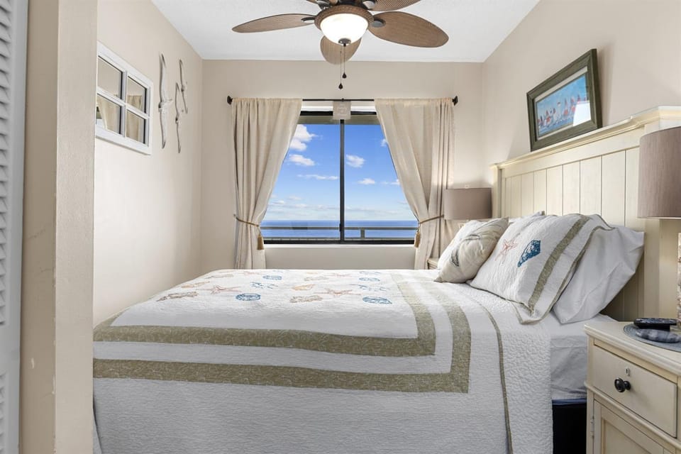 Relaxing 2BR Oceanfront Getaway Walk to Everything Apartment in Crescent Beach