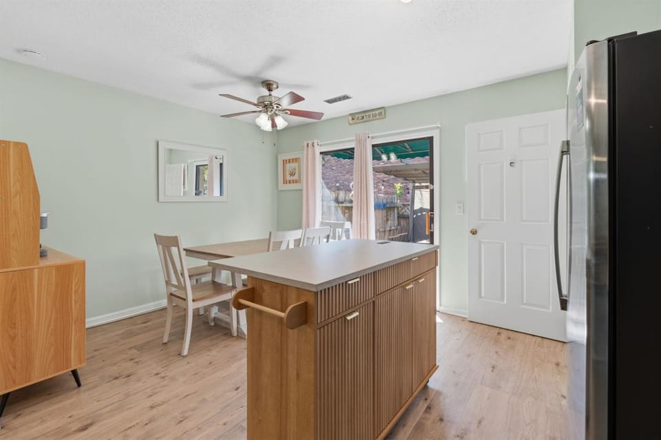 Winds Townhouse 2BR Private Yard & Beach Walk Apartment in Atlantic Beach
