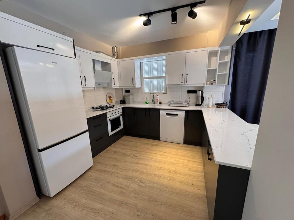 Coffee/tea facilities, dishwasher, oven, kitchen