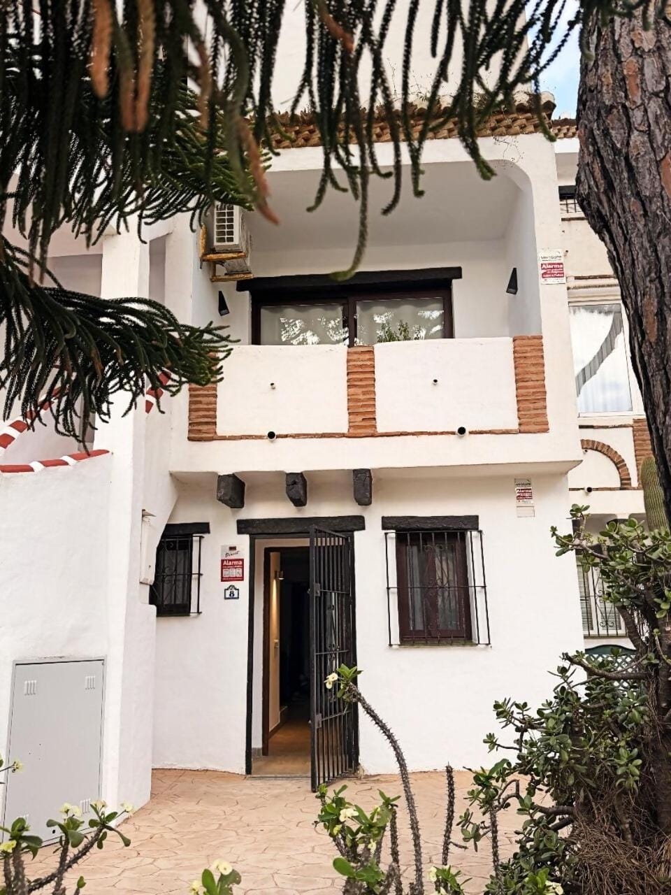 Casa a pasos de la playa en frente de la piscina House in Sitio de Calahonda