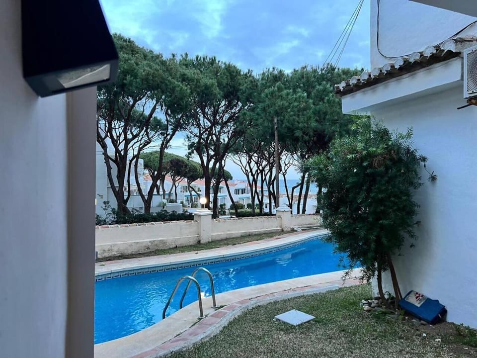 Casa a pasos de la playa en frente de la piscina House in Sitio de Calahonda