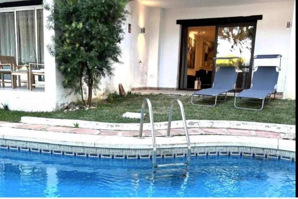 Casa a pasos de la playa en frente de la piscina House in Sitio de Calahonda