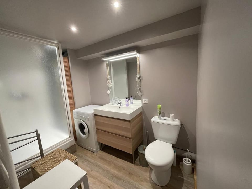 Bathroom, towels, washing machine