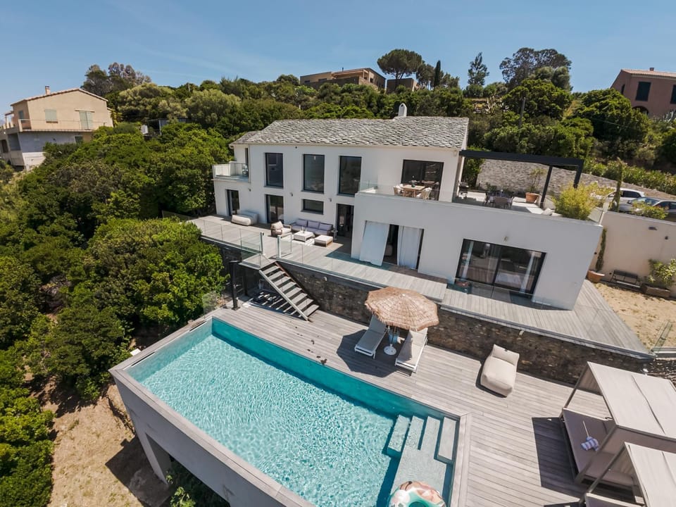 Property building, Natural landscape, View (from property/room), Balcony/Terrace, Pool view, Swimming pool, sunbed