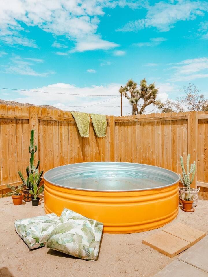 Coyote House - Hot tub - 70s vibes - Central House in Yucca Valley