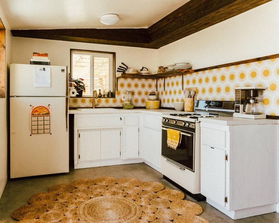 Coyote House - Hot tub - 70s vibes - Central House in Yucca Valley