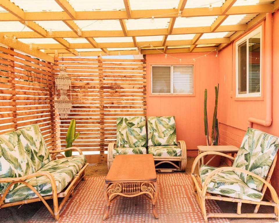 Coyote House - Hot tub - 70s vibes - Central House in Yucca Valley