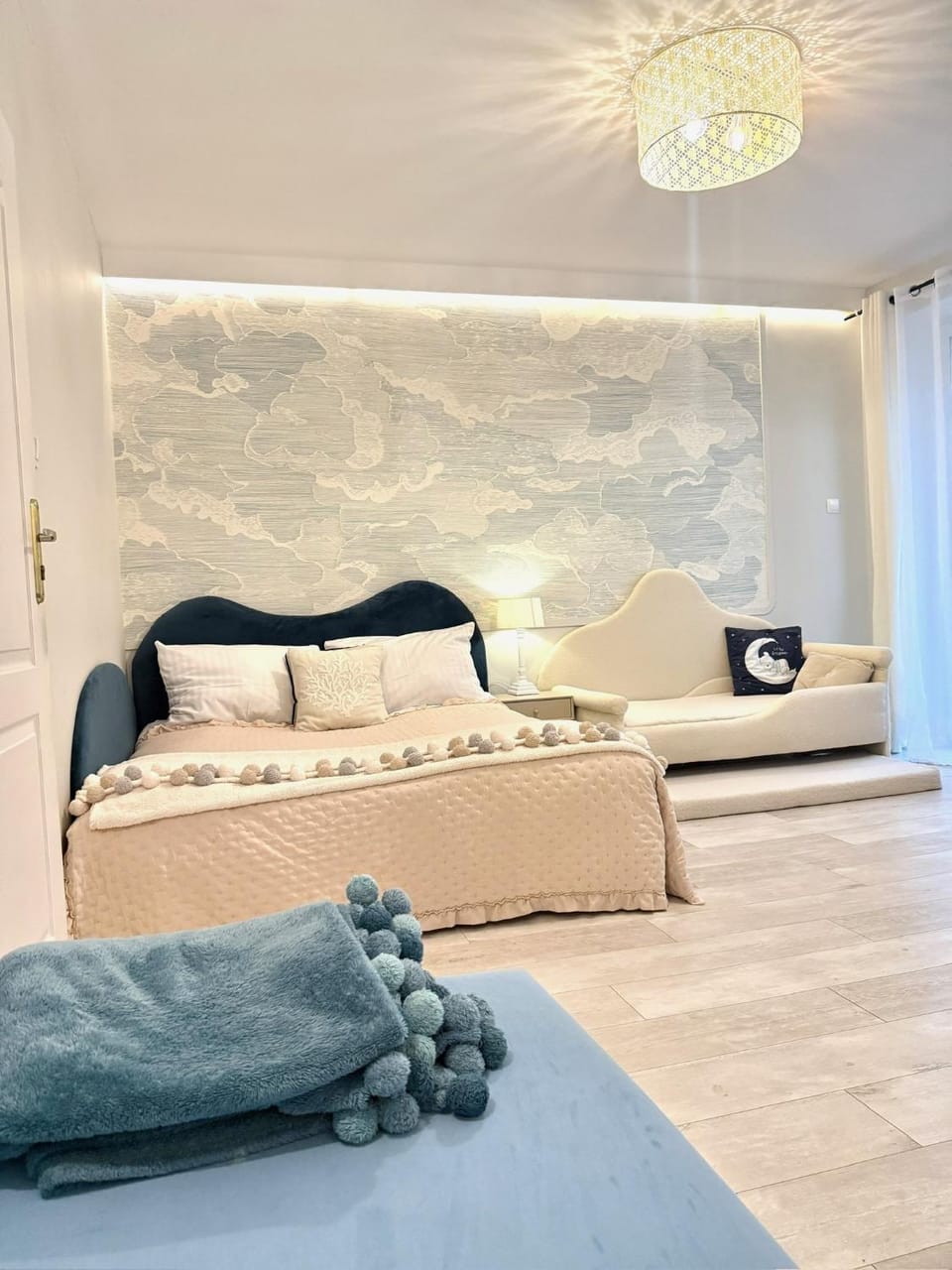 Bed, Living room, Photo of the whole room, Bedroom, towels