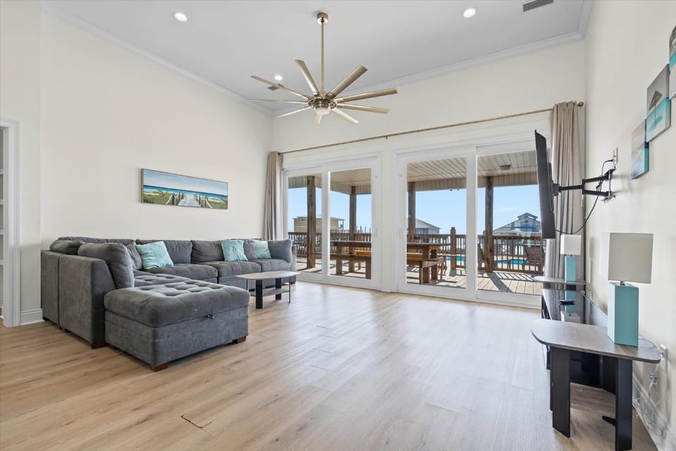 Day, TV and multimedia, Living room, Seating area, Sea view, furniture