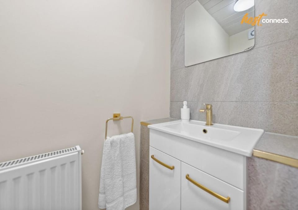 2BR House I Sleeps 4 I Cumbernauld Apartment in Cumbernauld