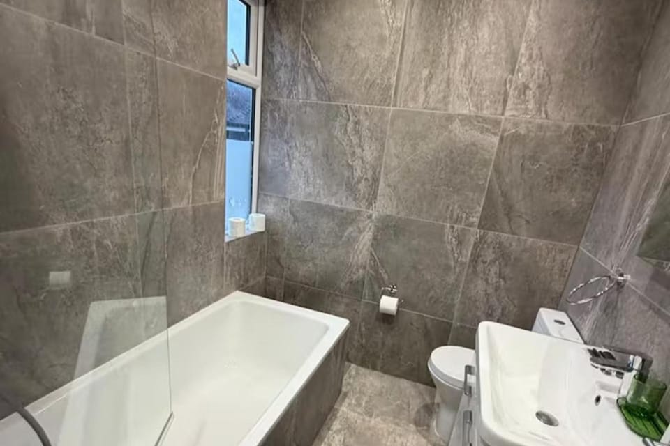1 Bed - Sleeps 3 - Parking - Pets Apartment in London