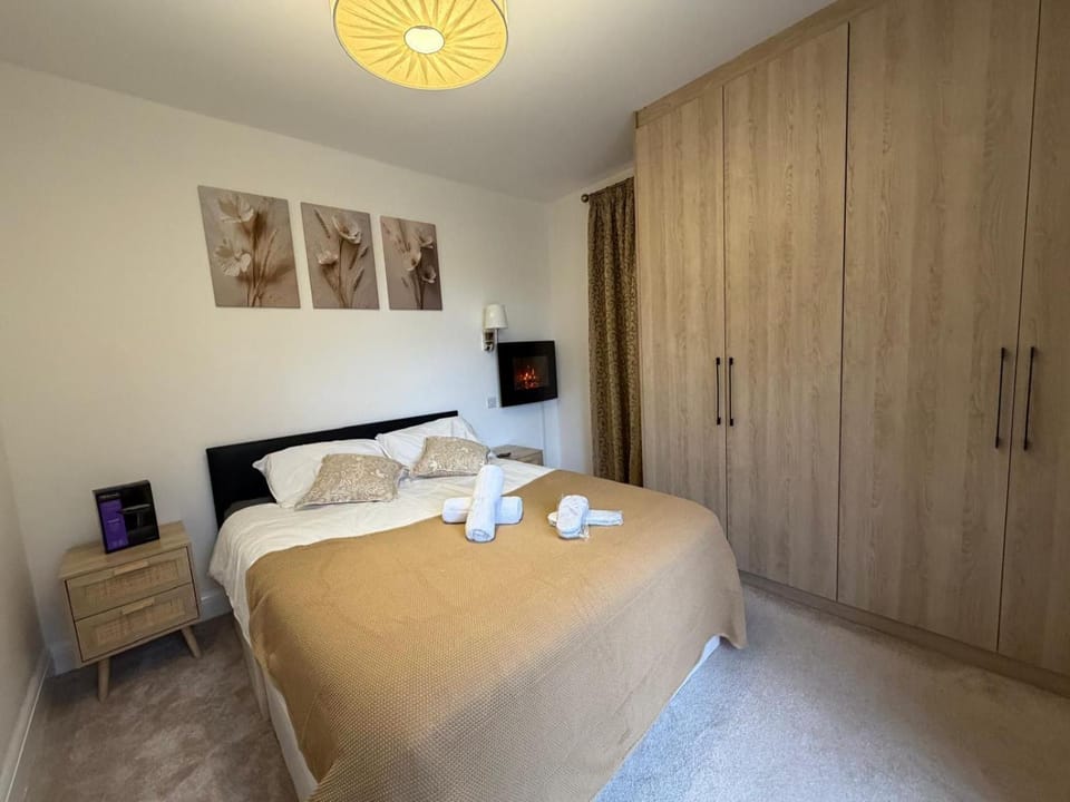 Bed, Bedroom, towels