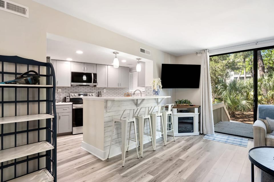Cozy Beach Condo Walk to Shore and Pools Apartment in South Forest Beach