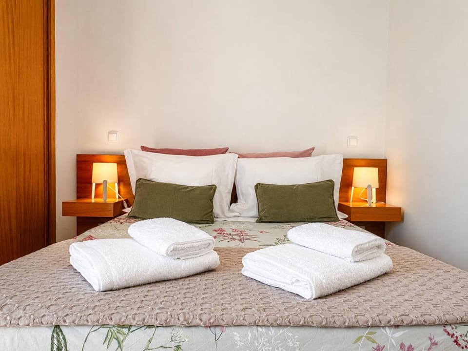 Bed, Bedroom, towels