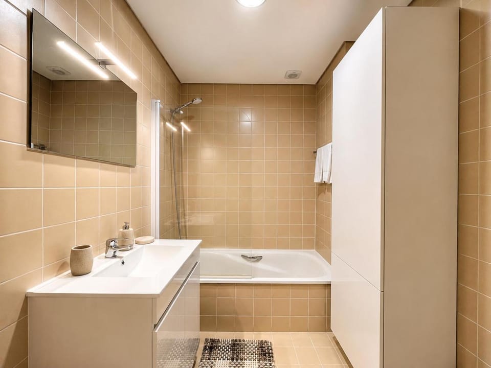Shower, Toilet, Bathroom, Bath, towels