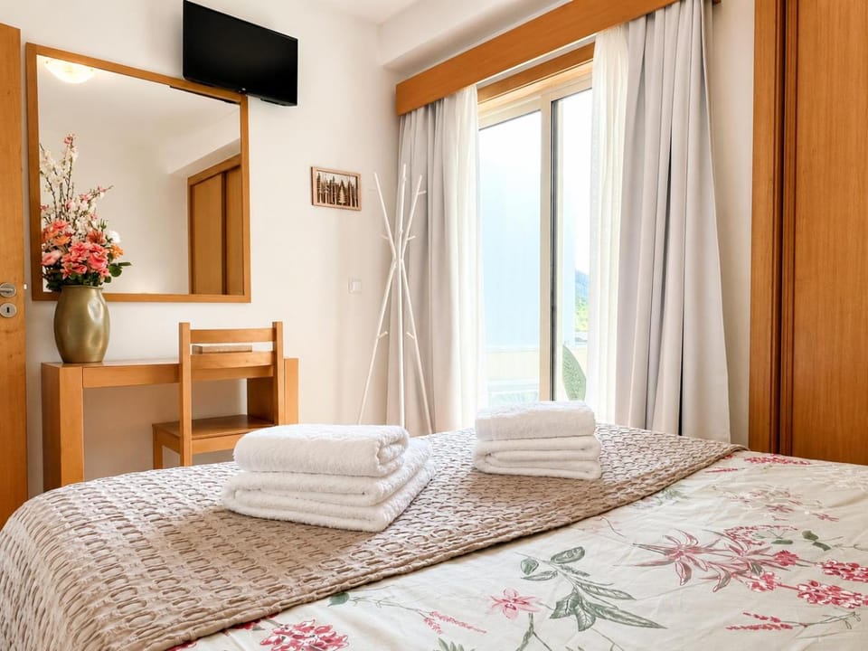 Bed, TV and multimedia, Bedroom, towels, air conditioner