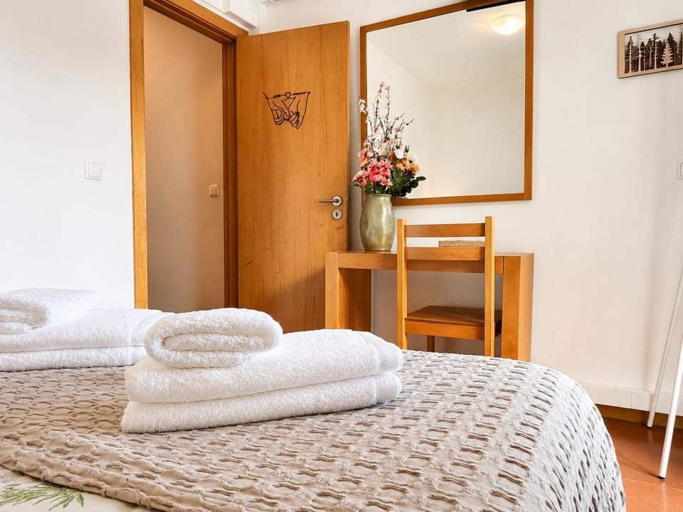 Bed, Bedroom, towels