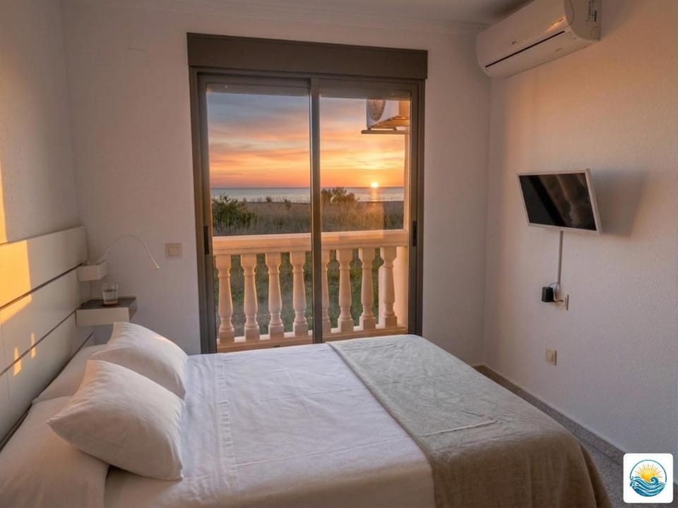 Bed, TV and multimedia, View (from property/room), Balcony/Terrace, Photo of the whole room, Bedroom, Sea view, internet, wardrobe, air conditioner