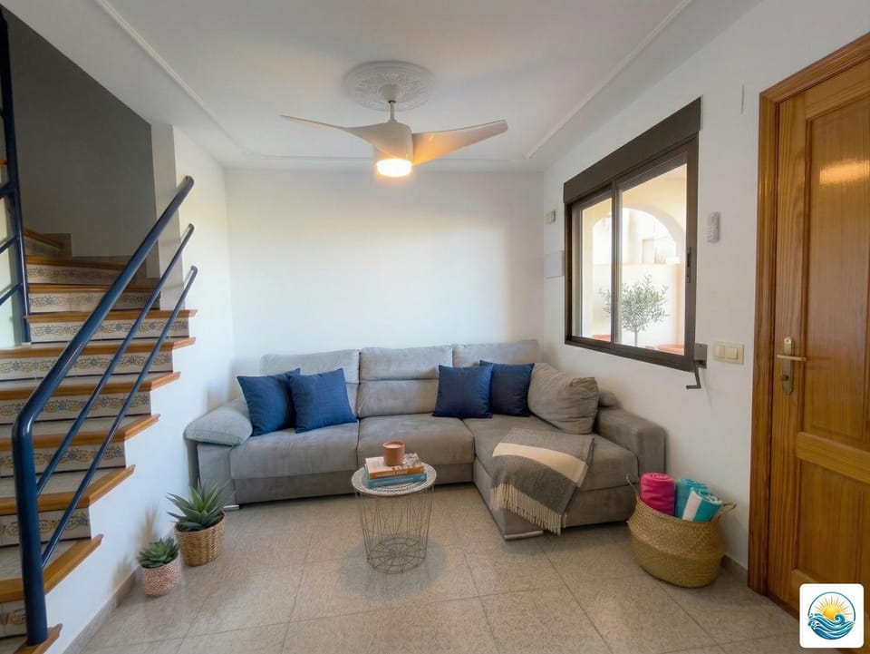 Communal lounge/ TV room, TV and multimedia, Living room, Seating area, internet, air conditioner