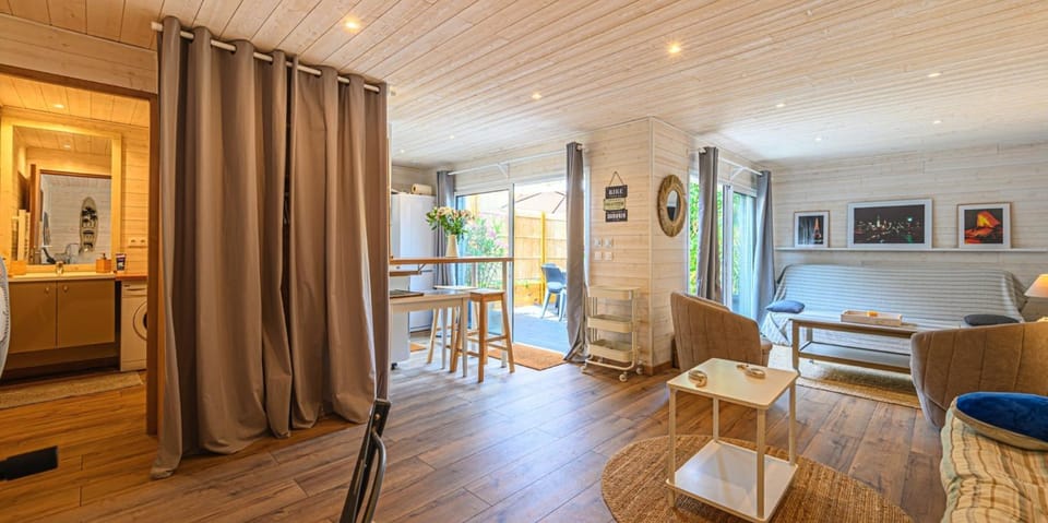 Property building, Bathroom, Balcony/Terrace, Balcony/Terrace, Living room, Lounge or bar